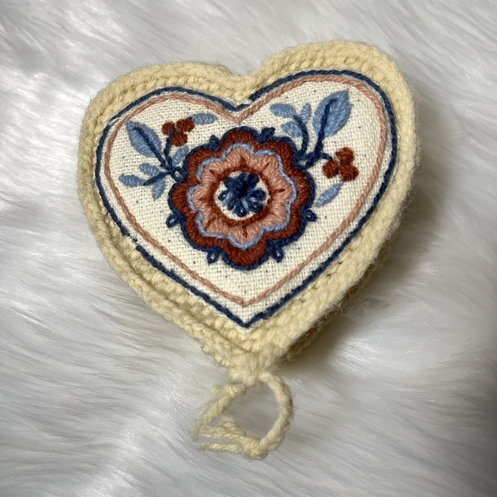 VTG Embroidered Heart Trinket Box Plastic‎ Canvas Crochet Yarn Keepsake Jewelry